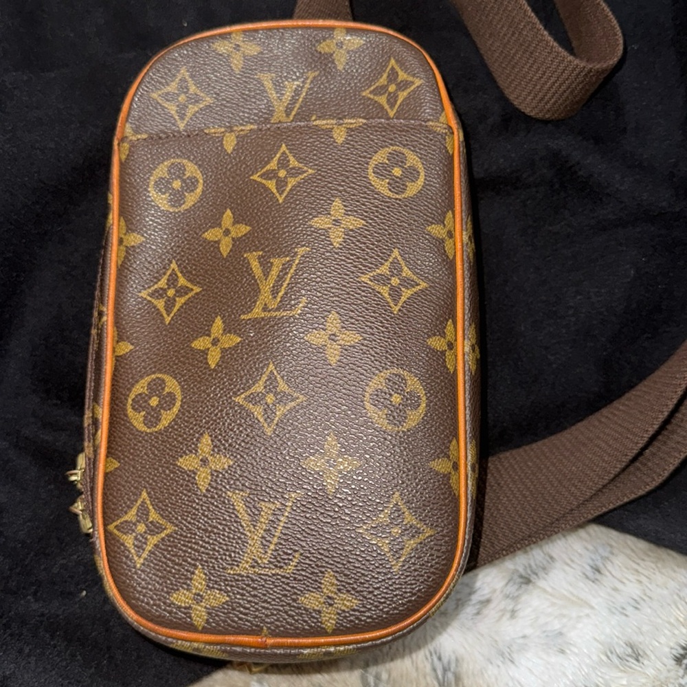 Men’s or Women’s Louis Vuitton crossbody/ bum bag Gange! Excellent condition9/10